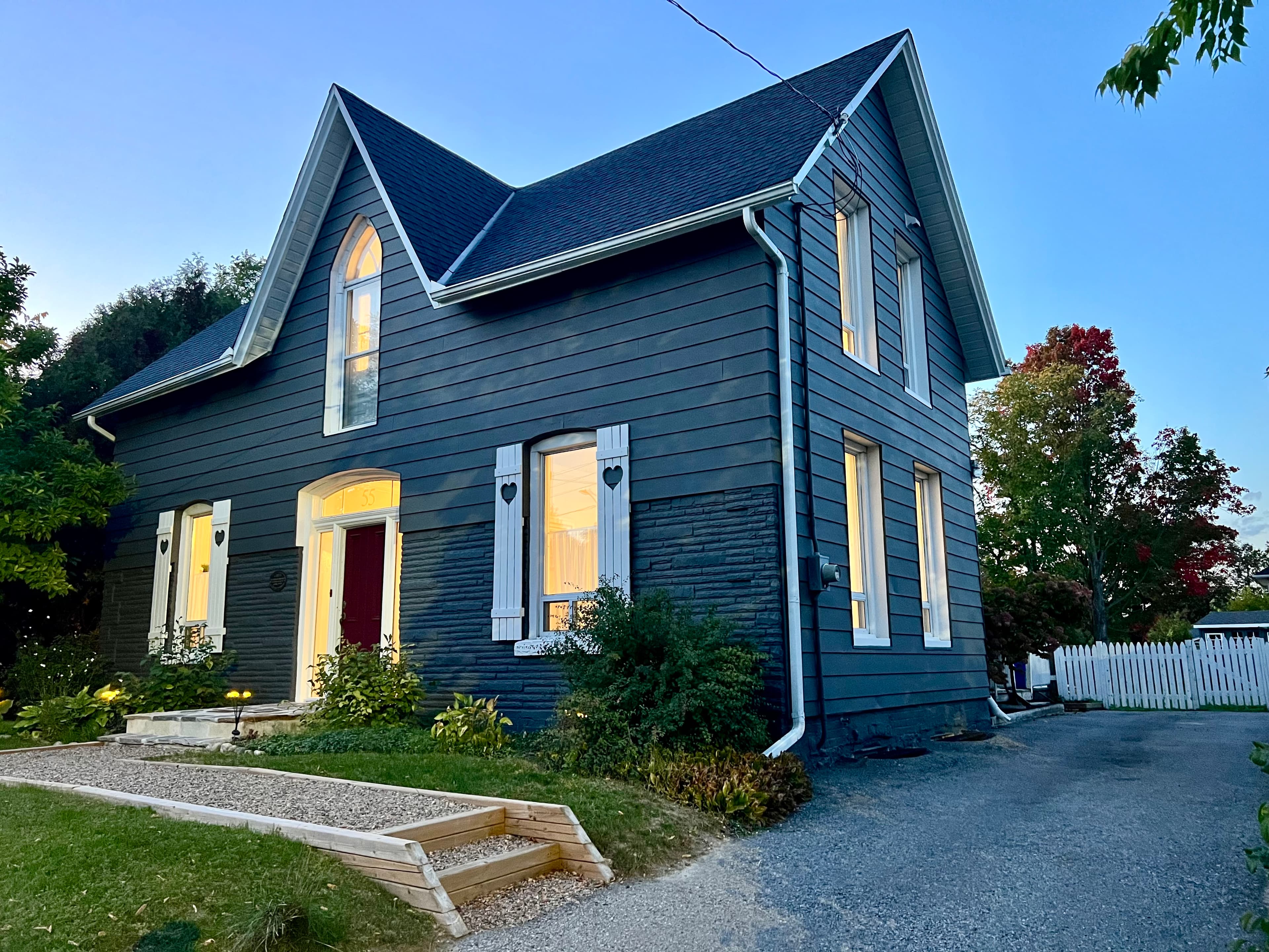 55 Brock Street E - Front view of the house